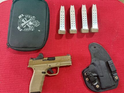 Springfield Hellcat 9mm FDE with 5 magazines and range bag